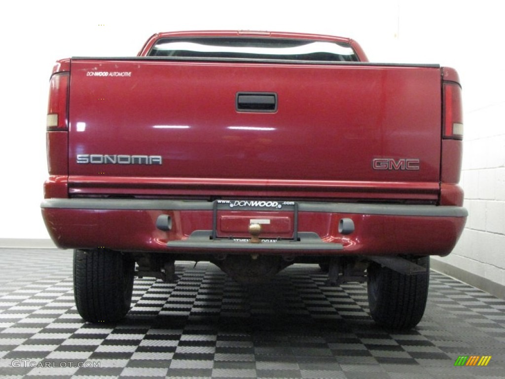 1999 Sonoma SLS Extended Cab - Cherry Red Metallic / Pewter photo #4