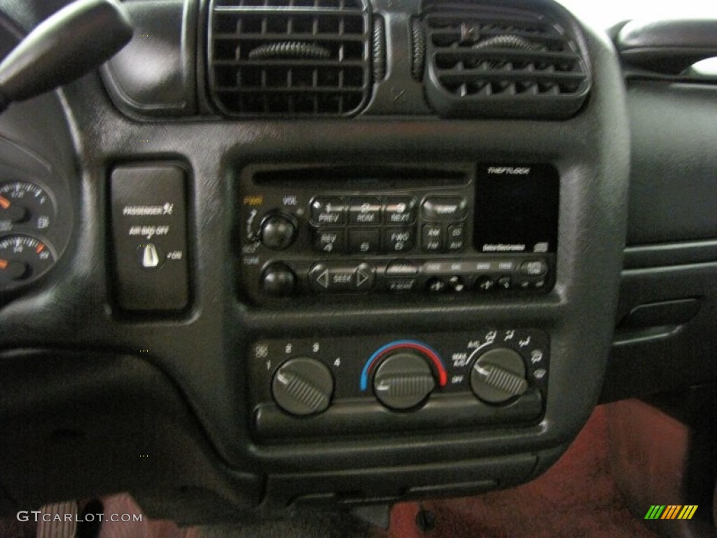 1999 Sonoma SLS Extended Cab - Cherry Red Metallic / Pewter photo #14
