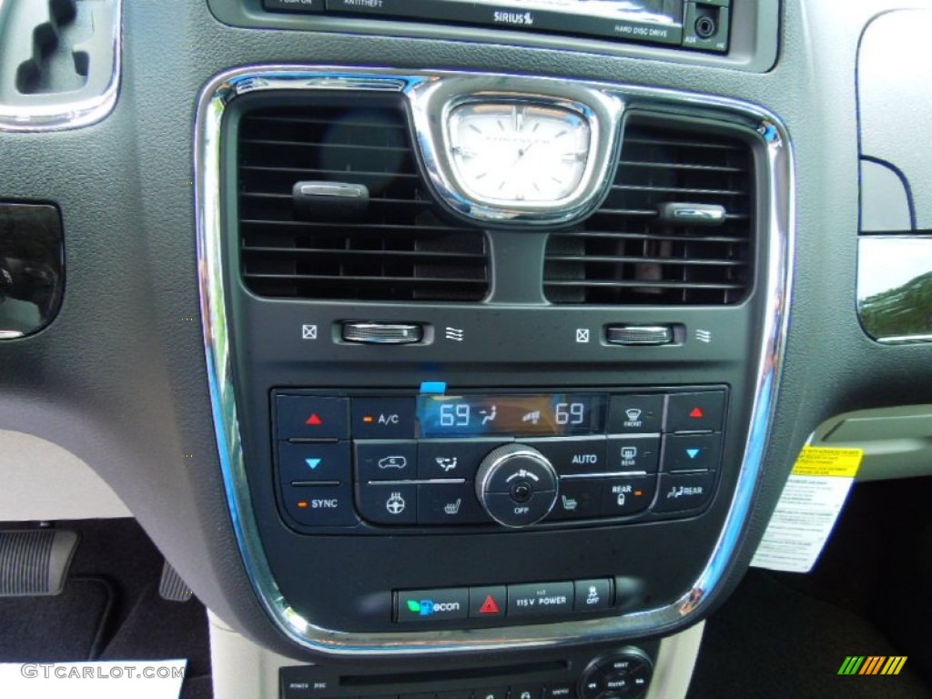 2013 Chrysler Town & Country Touring - L Controls Photo #69650419