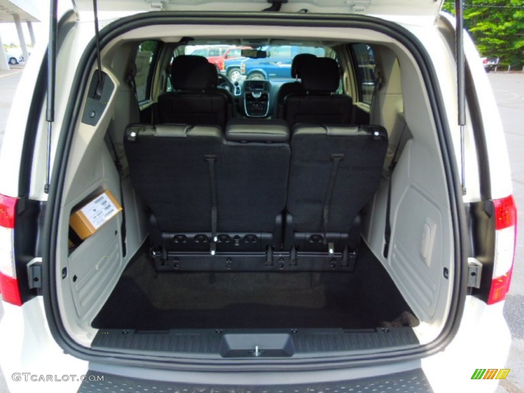 2013 Chrysler Town & Country Touring - L Trunk Photo #69650494