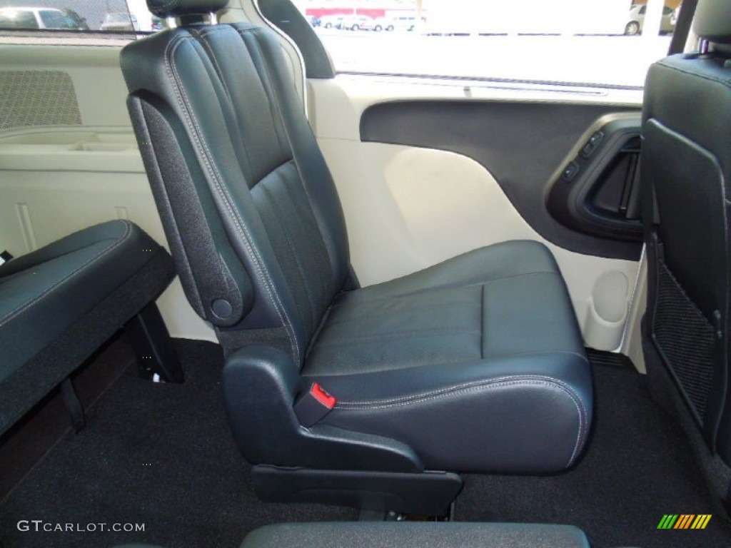 Black/Light Graystone Interior 2013 Chrysler Town & Country Touring - L Photo #69650515