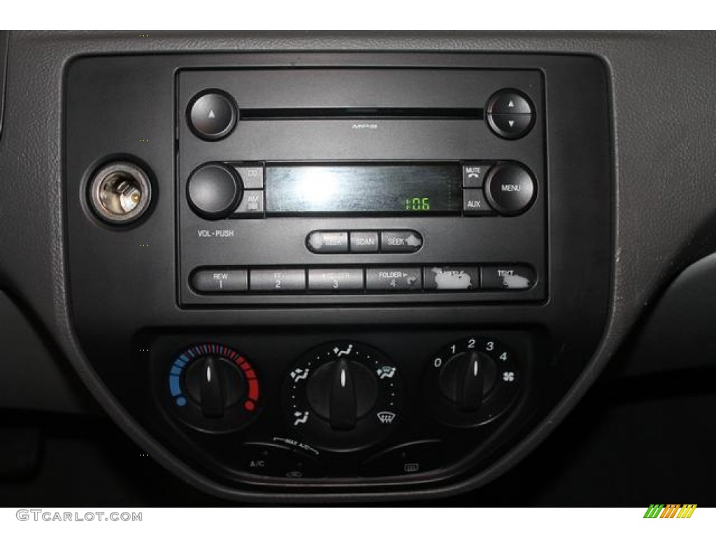 2005 Ford Focus ZX4 SE Sedan Audio System Photos