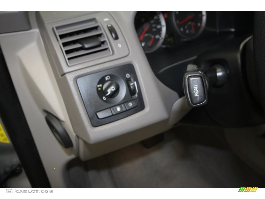 2006 V50 2.4i - Silver Metallic / Dark Beige/Quartz photo #24