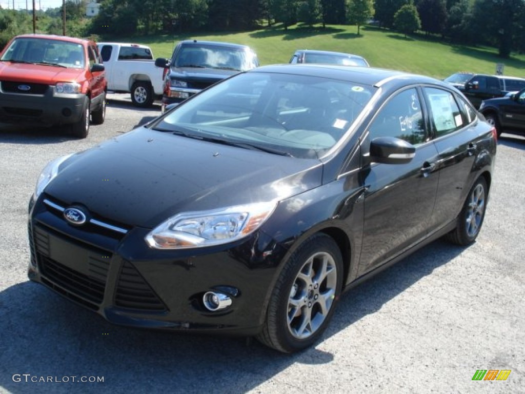 2013 Focus SE Sedan - Tuxedo Black / Charcoal Black photo #4