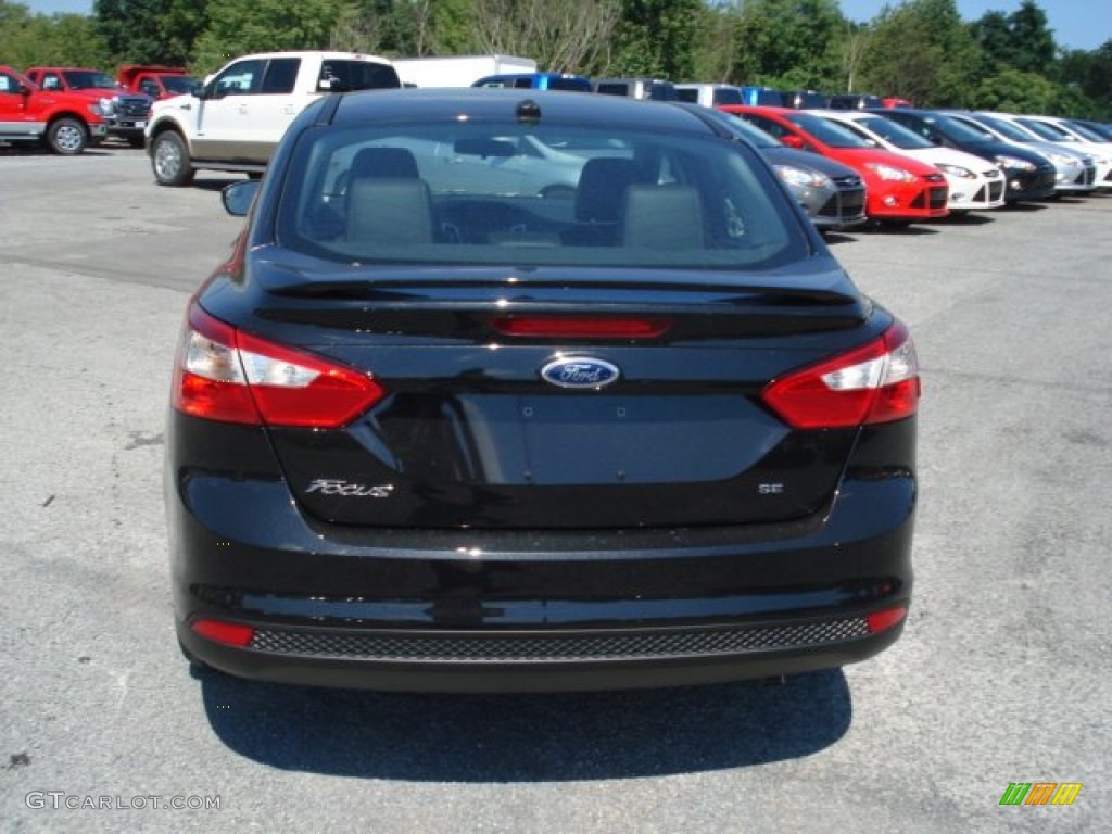 2013 Focus SE Sedan - Tuxedo Black / Charcoal Black photo #7