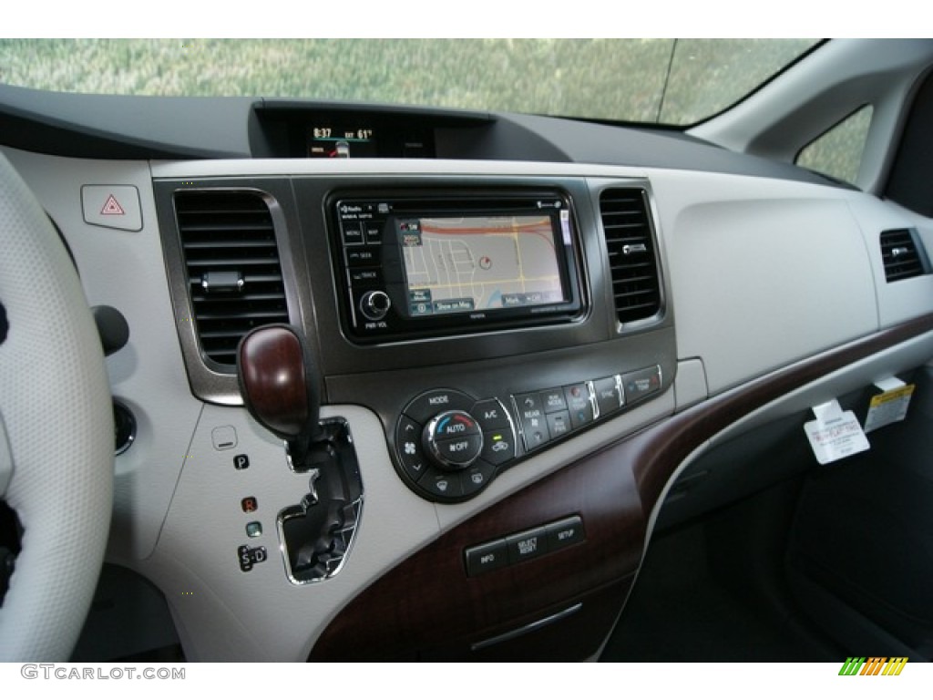 2013 Toyota Sienna XLE AWD Dashboard Photos