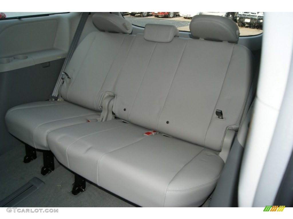 Light Gray Interior 2013 Toyota Sienna XLE AWD Photo #69704697