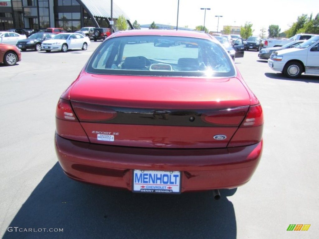 2002 Escort SE Sedan - Toreador Red Metallic / Medium Graphite photo #6