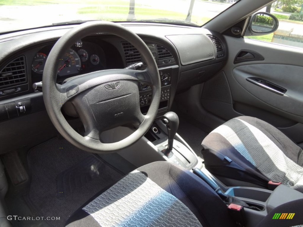 Gray Interior 2002 Daewoo Nubira SE Sedan Photo #69730888