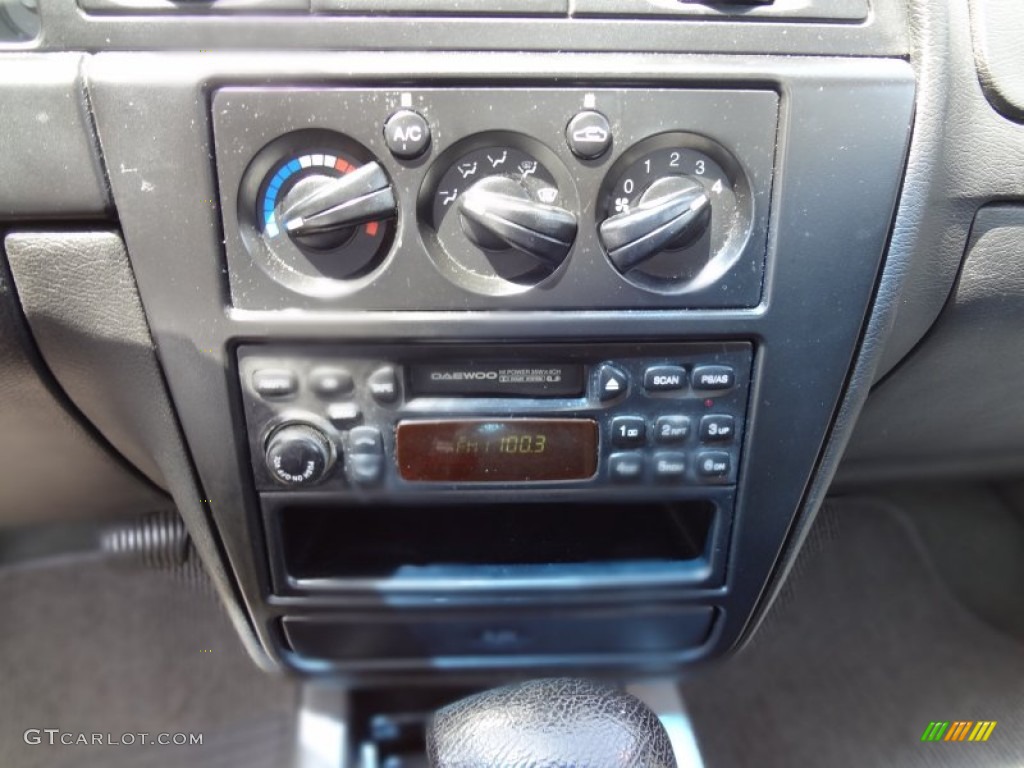 2002 Daewoo Nubira SE Sedan Controls Photo #69730972