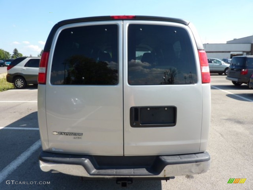 2007 Express LS 1500 AWD Passenger Van - Silver Birch Metallic / Medium Pewter photo #6