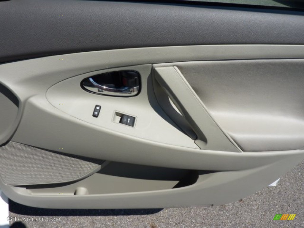 2010 Camry LE - Super White / Bisque photo #12