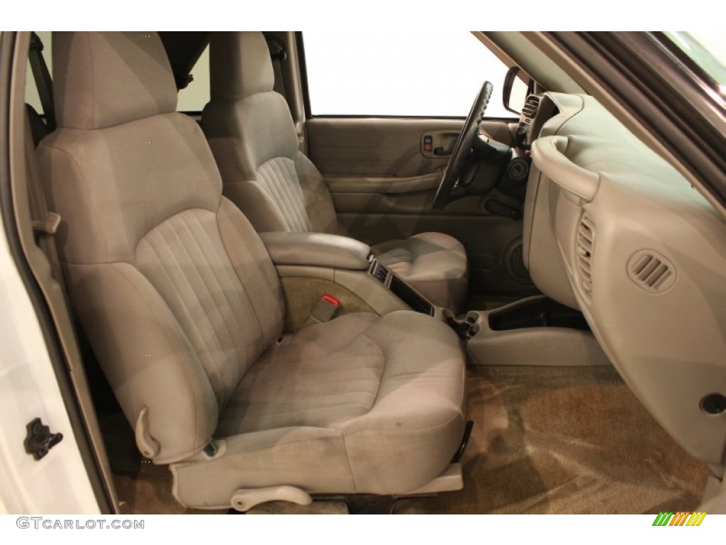 Medium Gray Interior 2004 Chevrolet Blazer LS Photo #69738385