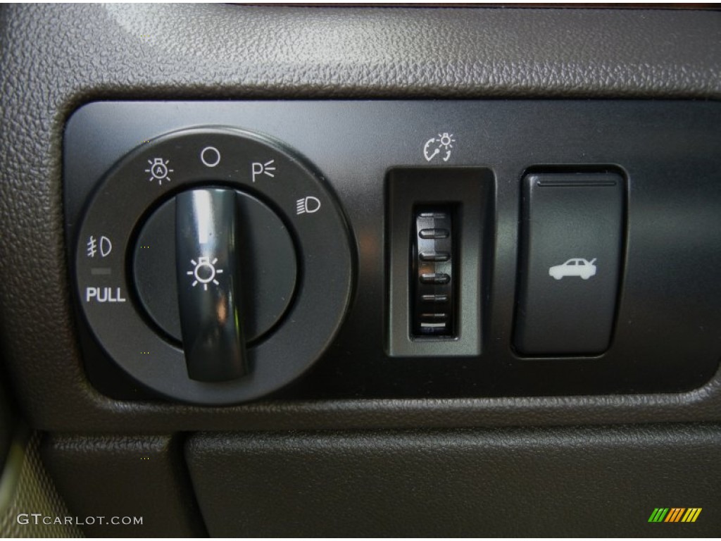 2009 Ford Taurus SEL Controls Photo #69746956