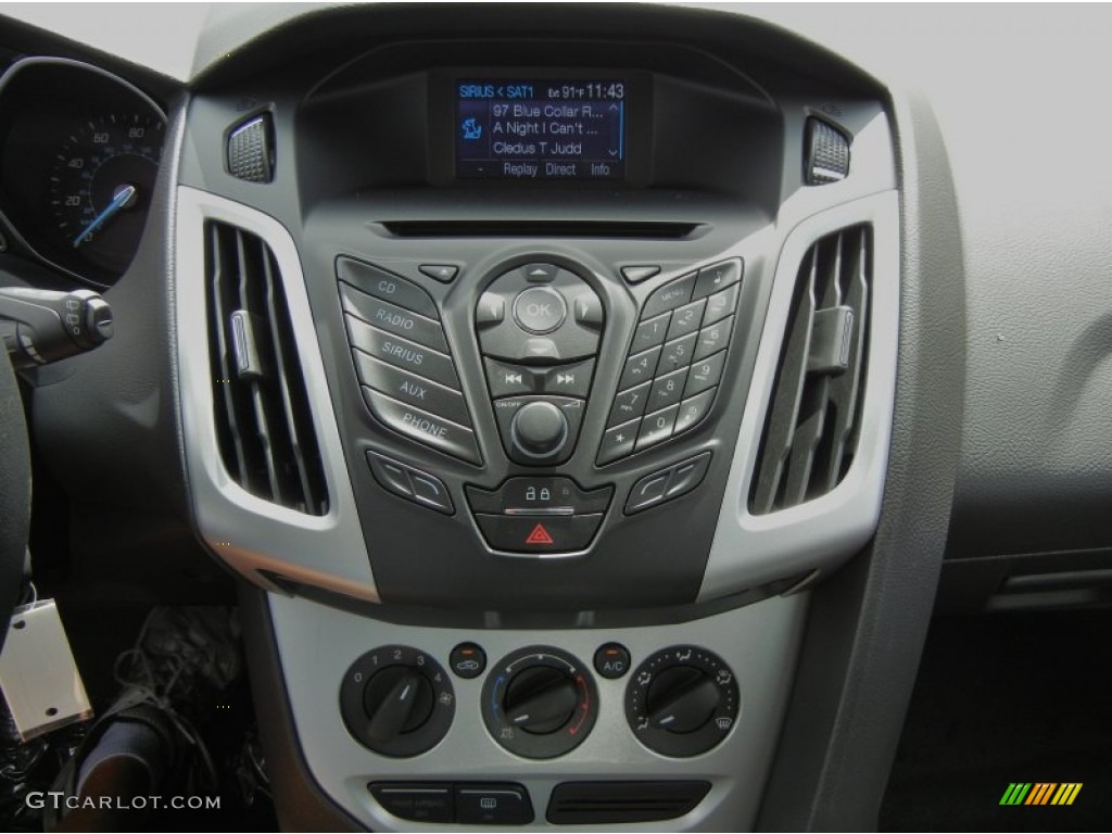 2013 Ford Focus SE Hatchback Controls Photo #69747430
