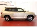 Sandy Beach Metallic - Highlander V6 4WD Photo No. 2
