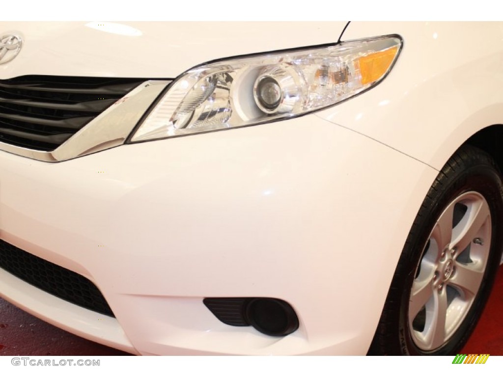 2012 Sienna LE - Super White / Light Gray photo #21