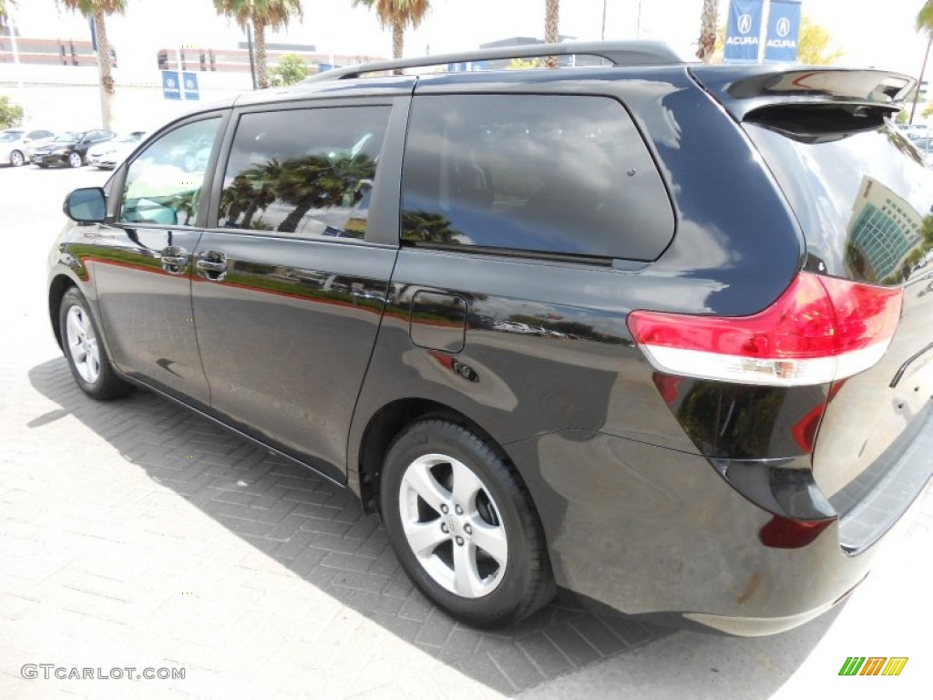 2011 Sienna LE - Black / Light Gray photo #7