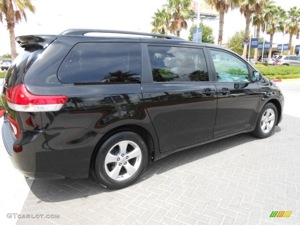 2011 Sienna LE - Black / Light Gray photo #8