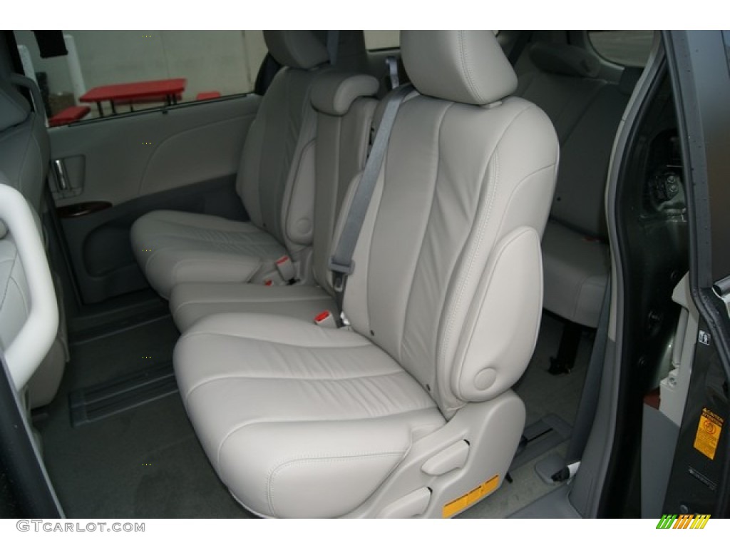 Light Gray Interior 2013 Toyota Sienna XLE Photo #69771559