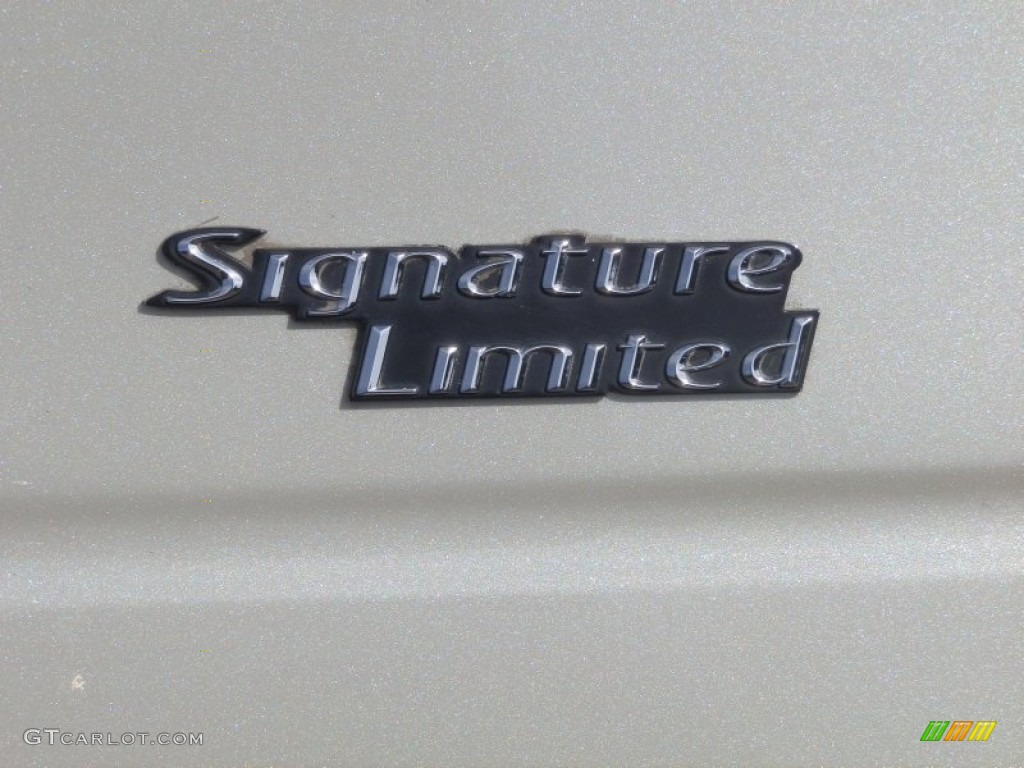 2005 Town Car Signature Limited - Ceramic White Tri-Coat / Medium Light Stone/Dark Stone photo #15
