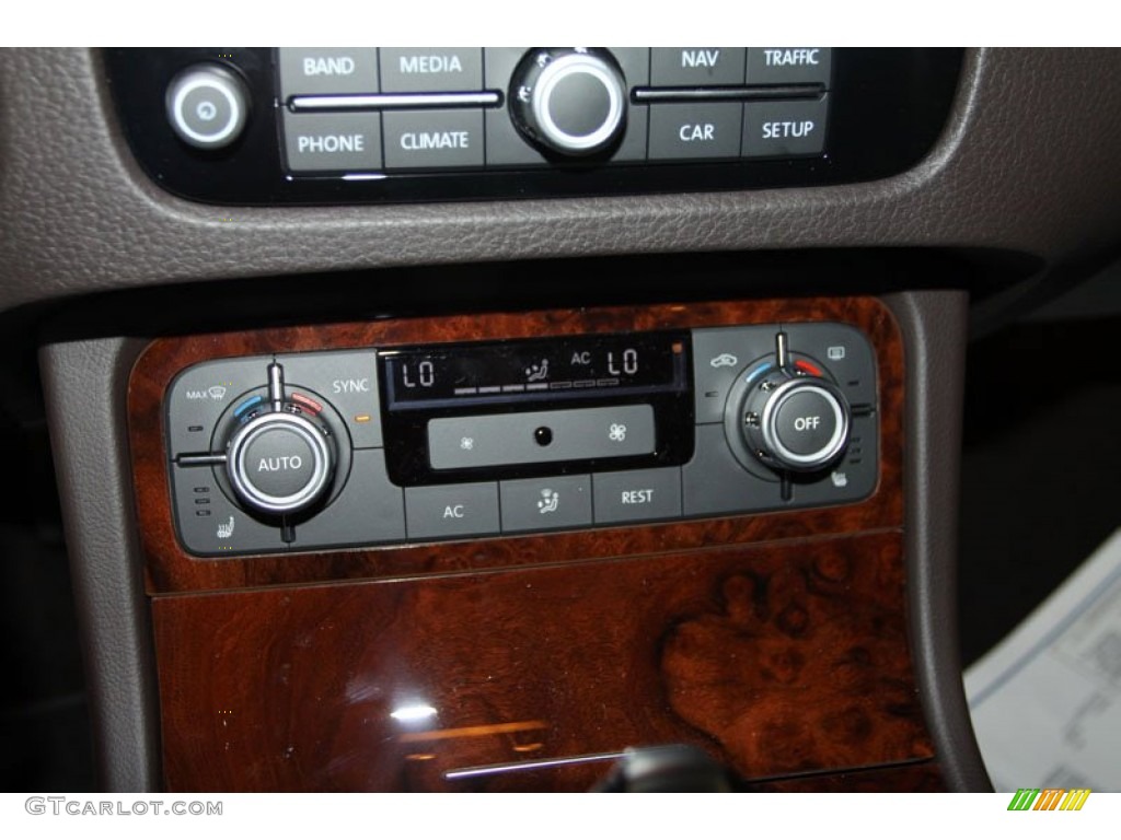 2013 Volkswagen Touareg TDI Lux 4XMotion Controls Photo #69803473
