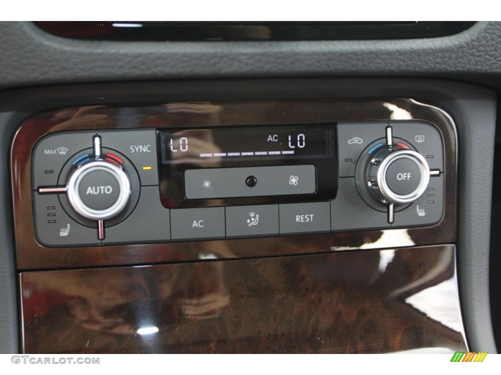 2013 Volkswagen Touareg TDI Executive 4XMotion Controls Photo #69804016