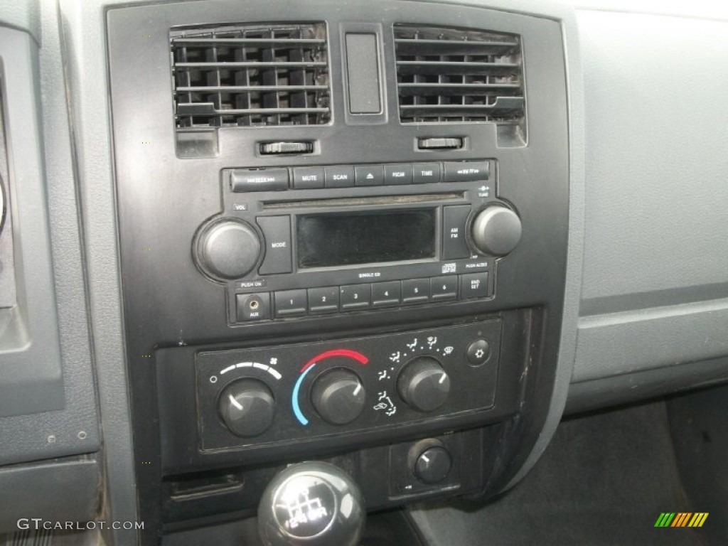 2007 Dodge Dakota ST Quad Cab 4x4 Controls Photo #69810544