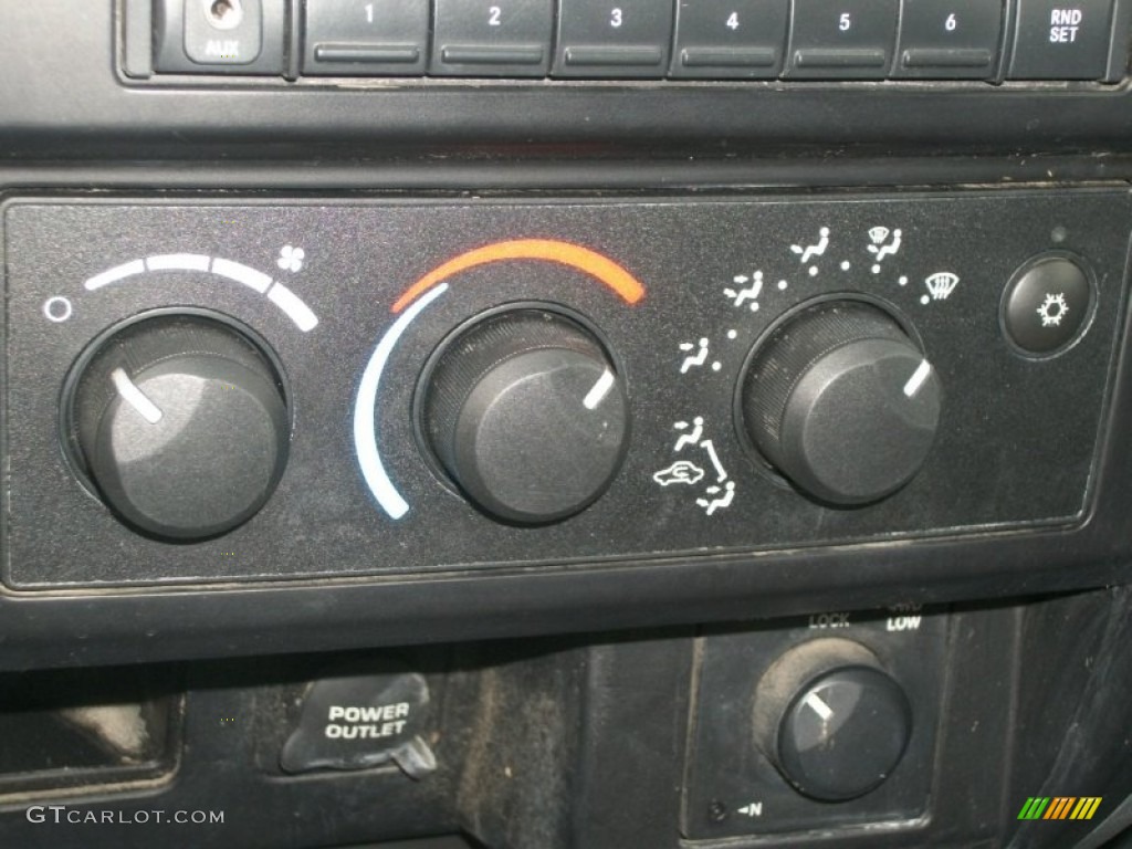 2007 Dodge Dakota ST Quad Cab 4x4 Controls Photo #69810562