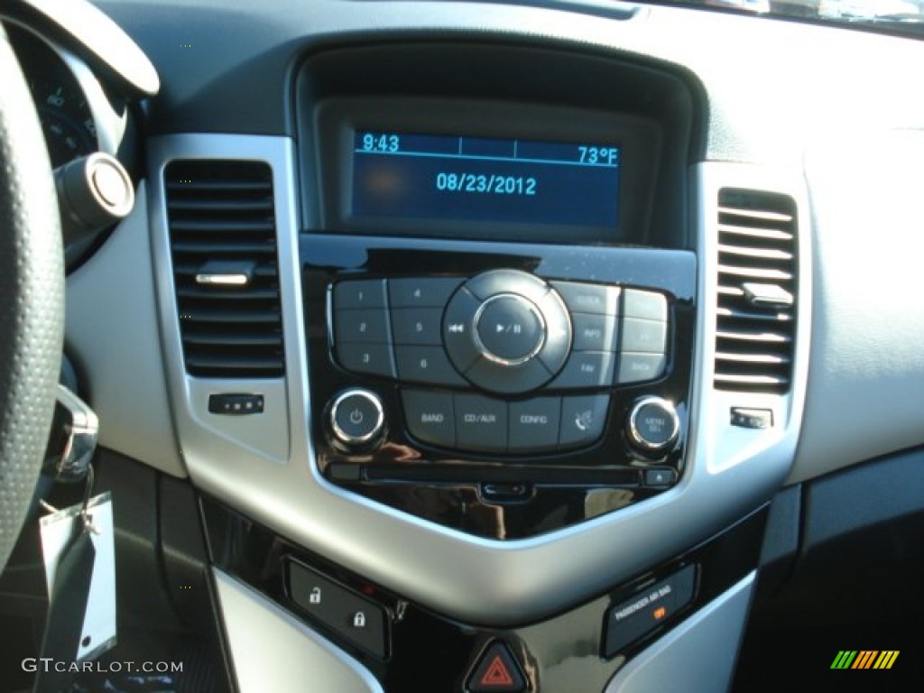 2013 Chevrolet Cruze LS Controls Photo #69826489