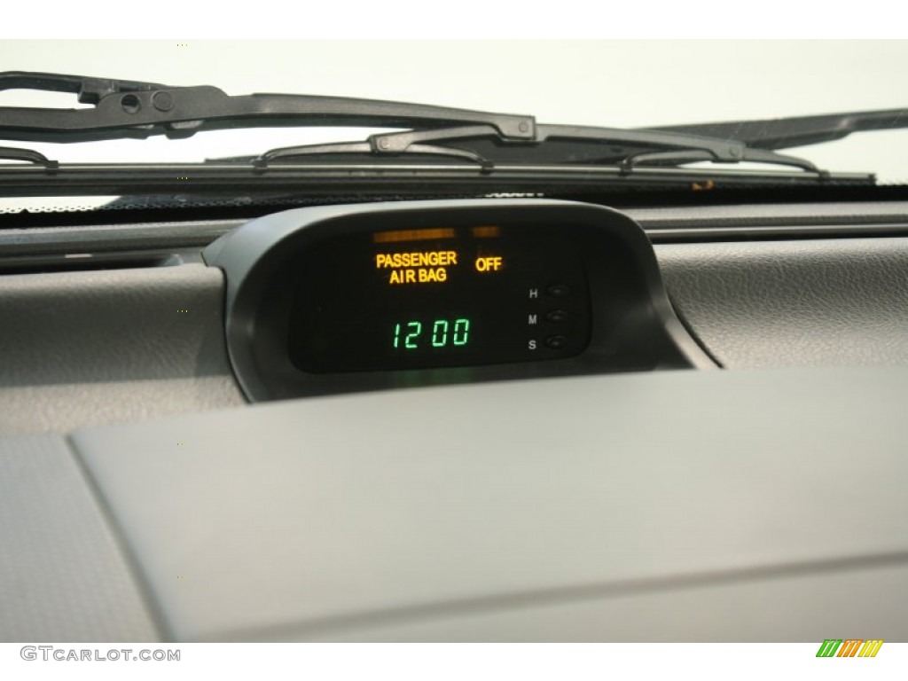 2010 Aveo LT Sedan - Summit White / Charcoal photo #9