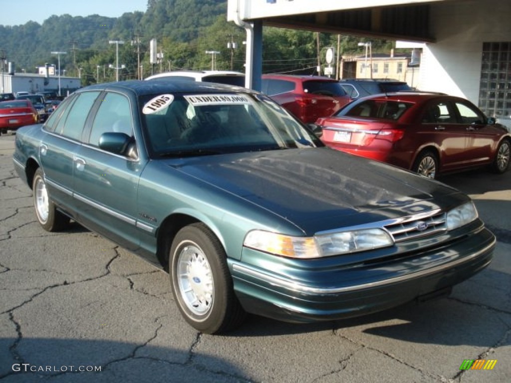 1995 Crown Victoria LX - Medium Willow Metallic / Green photo #2