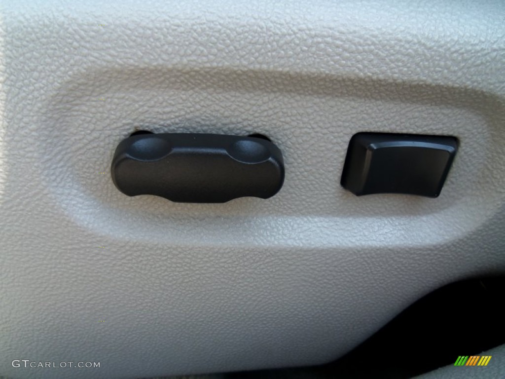 2011 HHR LT - Arctic Ice White / Gray photo #5