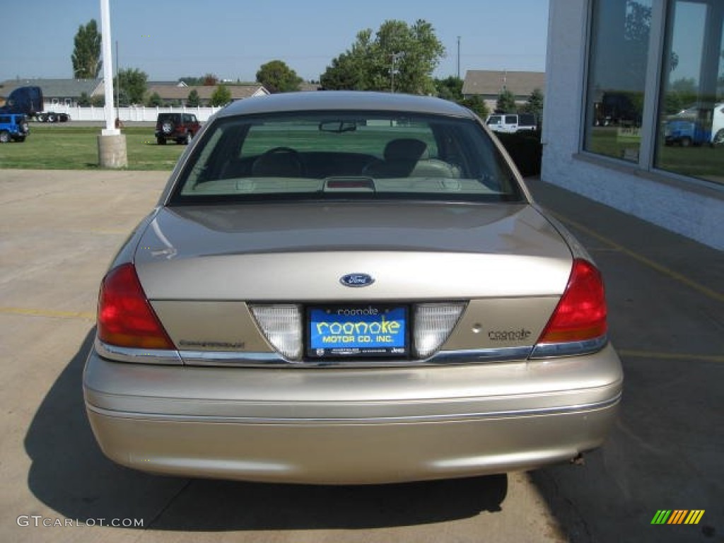 2000 Crown Victoria LX Sedan - Harvest Gold Metallic / Medium Parchment photo #4