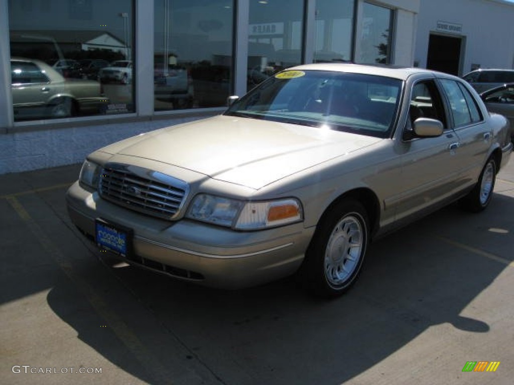 2000 Crown Victoria LX Sedan - Harvest Gold Metallic / Medium Parchment photo #6