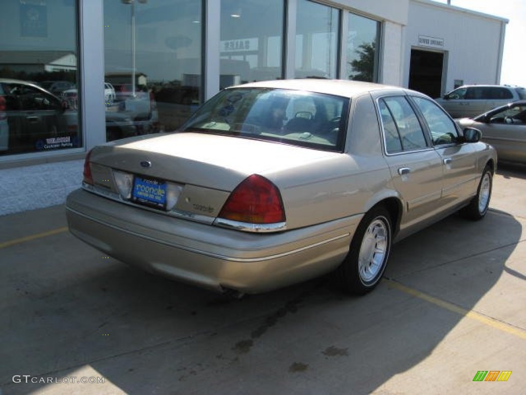 2000 Crown Victoria LX Sedan - Harvest Gold Metallic / Medium Parchment photo #9