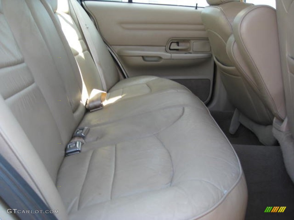 2000 Crown Victoria LX Sedan - Harvest Gold Metallic / Medium Parchment photo #20