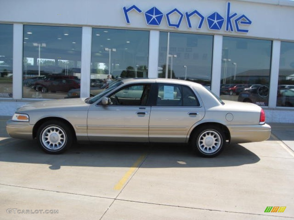 2000 Crown Victoria LX Sedan - Harvest Gold Metallic / Medium Parchment photo #23