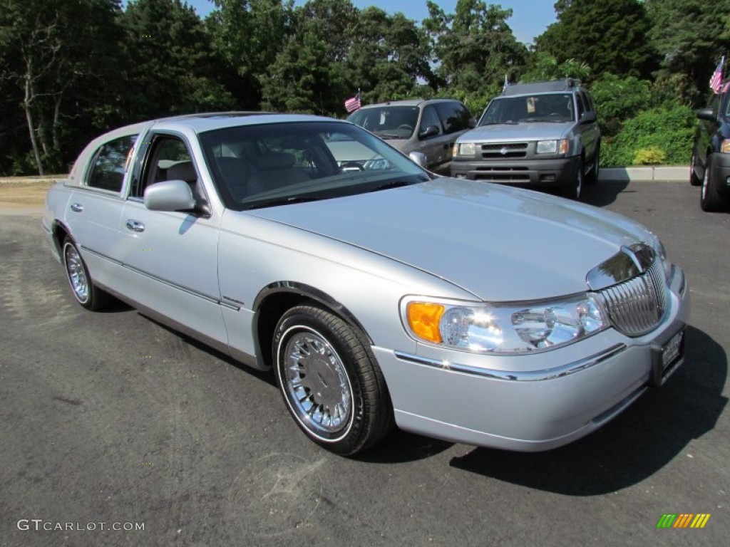 Silver Frost Metallic 2002 Lincoln Town Car Cartier Exterior Photo #69843493