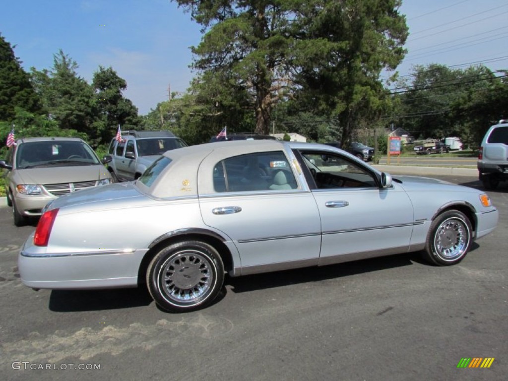 Silver Frost Metallic 2002 Lincoln Town Car Cartier Exterior Photo #69843513