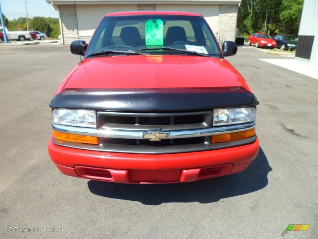 1998 S10 LS Regular Cab - Bright Red / Graphite photo #3
