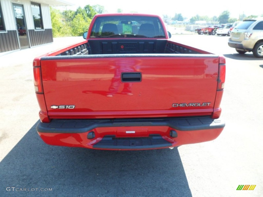 1998 S10 LS Regular Cab - Bright Red / Graphite photo #4
