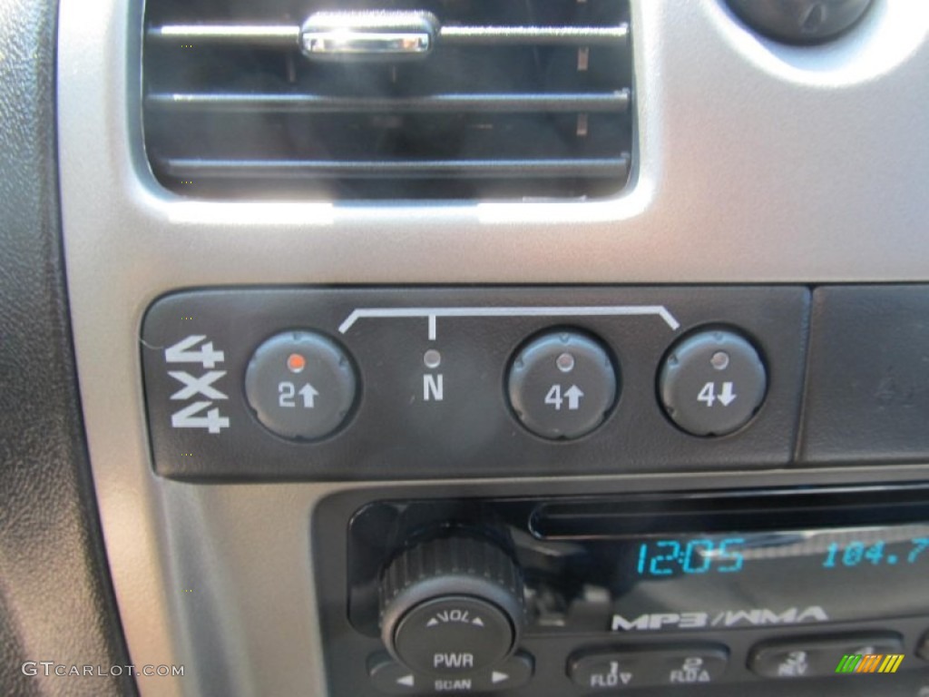 2011 Chevrolet Colorado LT Extended Cab 4x4 Controls Photo #69852061