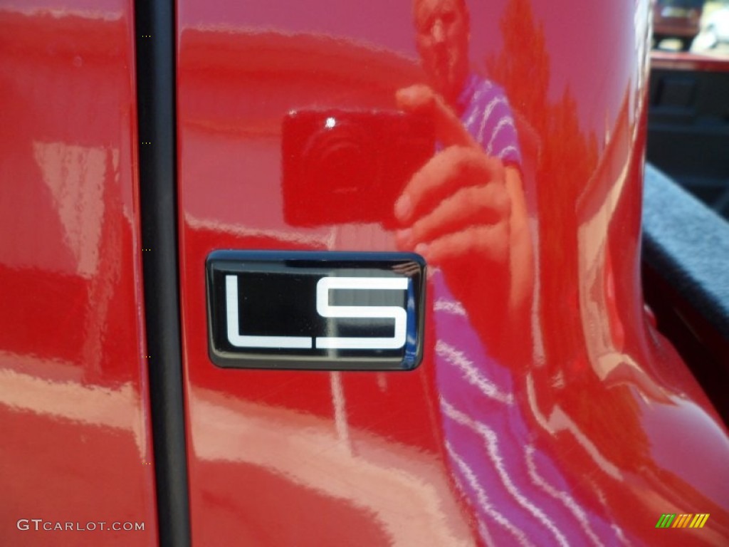 1998 S10 LS Regular Cab - Bright Red / Graphite photo #10