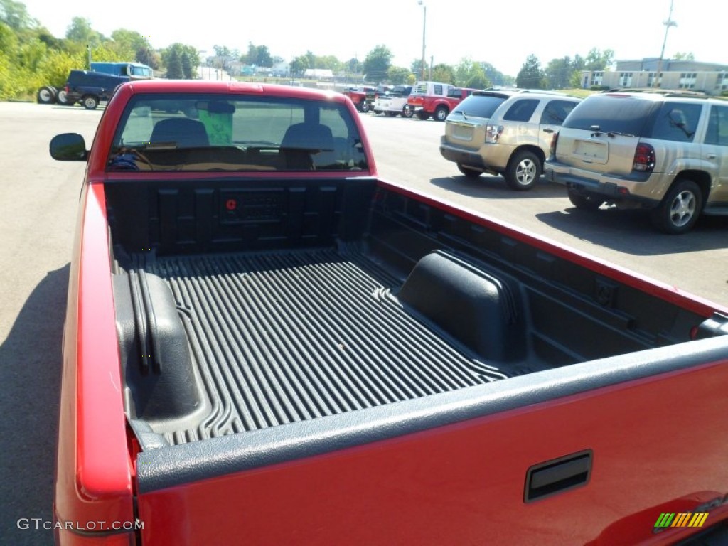 1998 S10 LS Regular Cab - Bright Red / Graphite photo #11