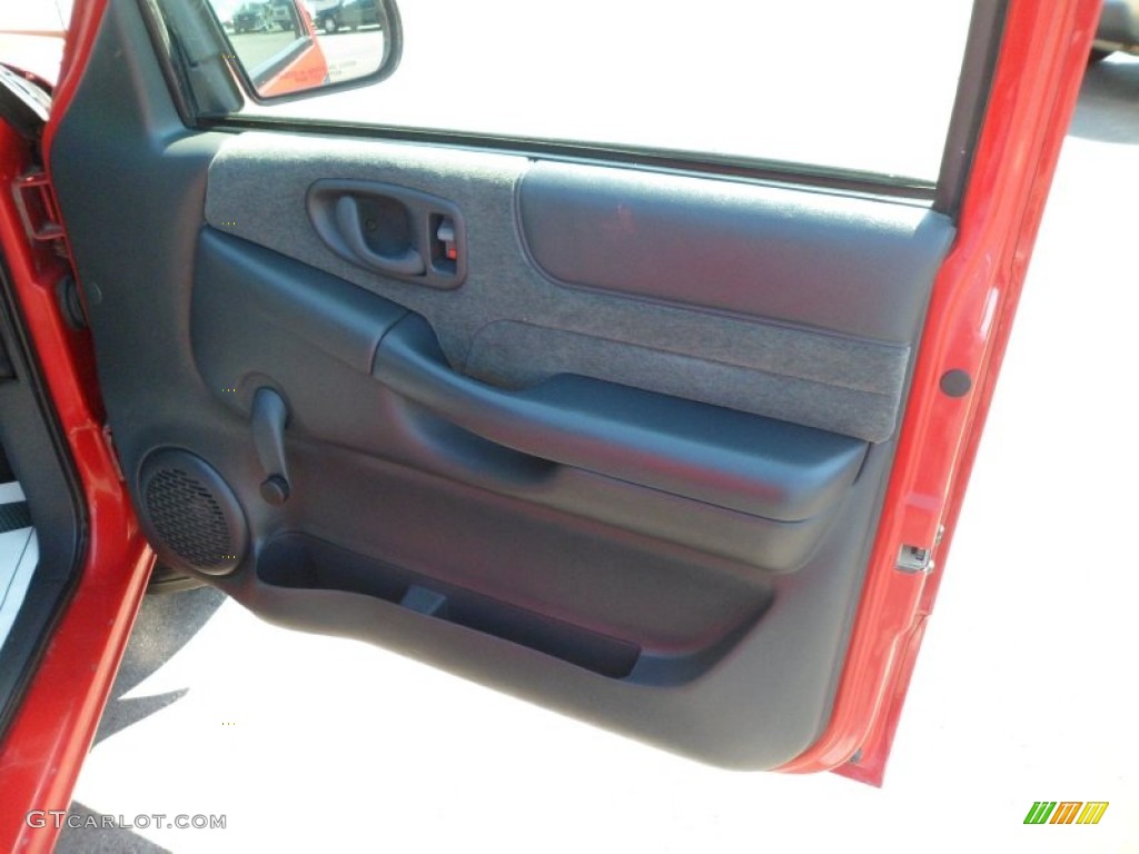 1998 S10 LS Regular Cab - Bright Red / Graphite photo #12