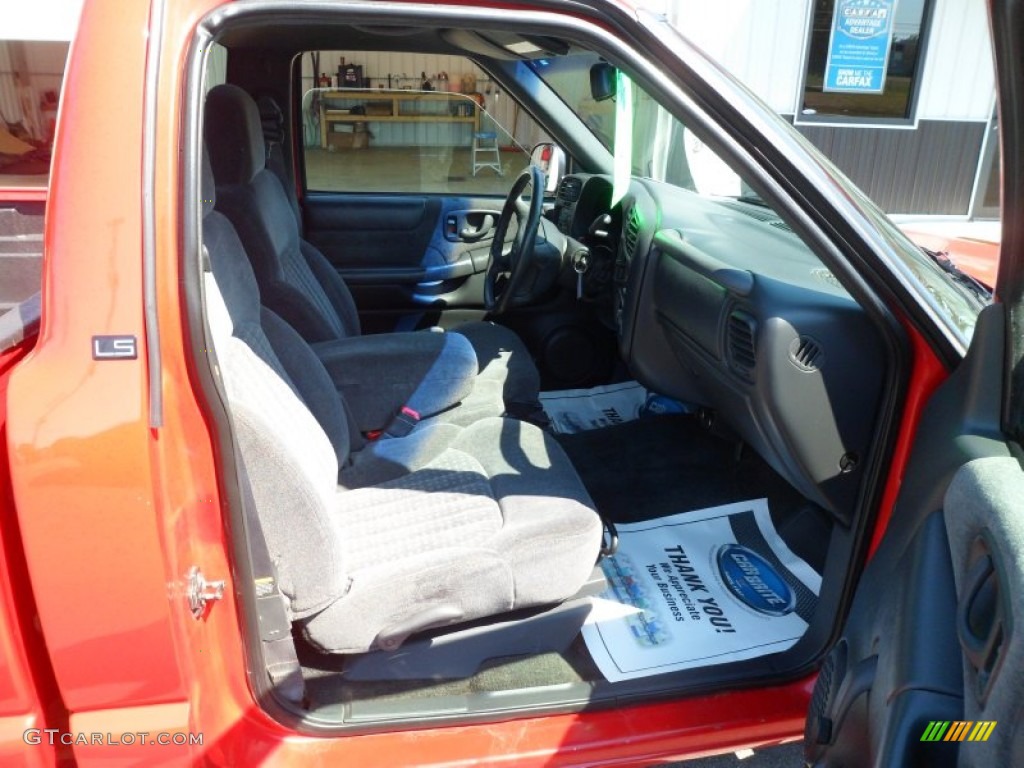 1998 S10 LS Regular Cab - Bright Red / Graphite photo #13