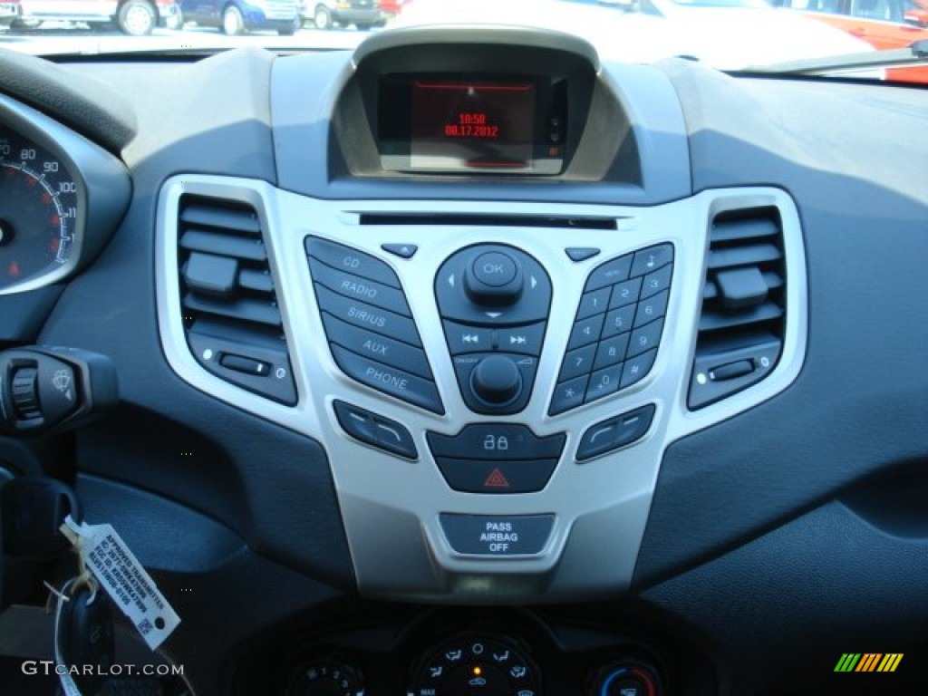 2013 Fiesta SE Hatchback - Oxford White / Charcoal Black/Blue Accent photo #16