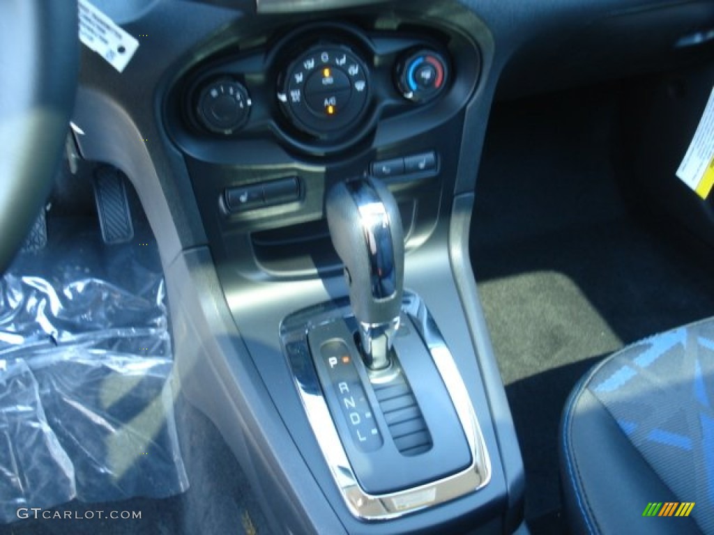 2013 Fiesta SE Hatchback - Oxford White / Charcoal Black/Blue Accent photo #17