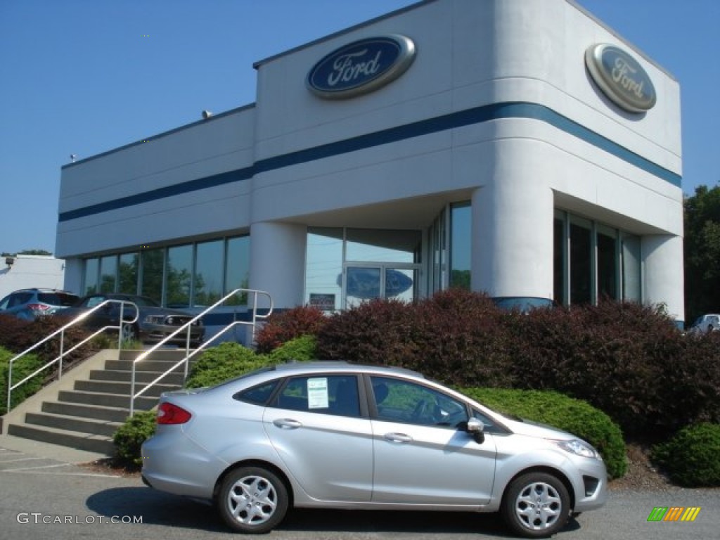 2013 Fiesta SE Sedan - Ingot Silver / Charcoal Black/Blue Accent photo #1